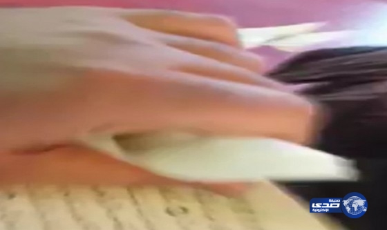 شاب يمزق “القرآن الكريم “ويدعس عليه بقدمه