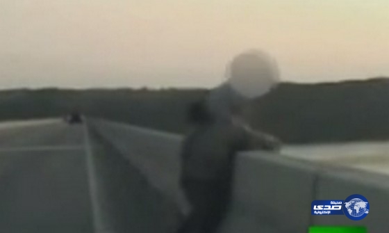 بالفيديو..شرطي يمنع شخصا من الانتحار