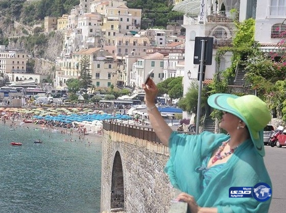 احلام تتواجد في شاطئ يكتض بالعراه خلال رحلتها المثيرة للجدل