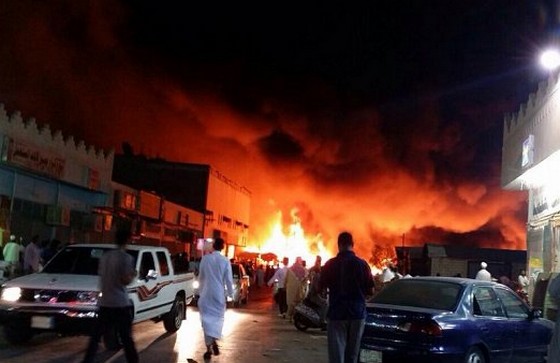 اخماد حريق هائل في حراج ابن قاسم بالرياض