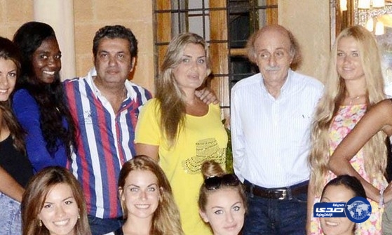 وليد جنبلاط يحارب داعش بصور ساخنة مع عارضات الازياء!