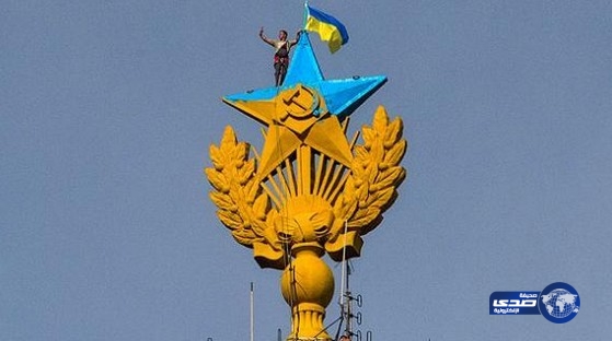 عامل يلتقط صورة &#8221; سيلفي &#8221; قبل تنكيس العلم الأوكراني من ناطحة سحاب ستالين في موسكو