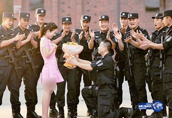 بالصور.. ضابط صينى يلتقط صور زفافه داخل قسم الشرطة