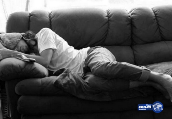 شاب ينام في منزله ويستيقظ في آخر محاطًا برجال الشرطة!