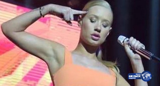 بالفيديو : إيغي أزاليا تسقط عن المسرح