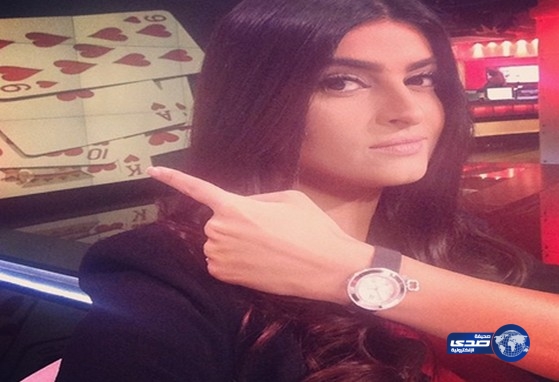 علا الفارس تدور ثلاثة يلعبون معها بلوت !!