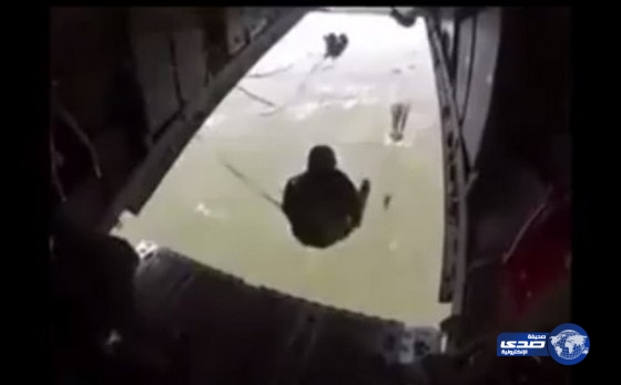 بالفيديو.. مظلي يعلق بالطائرة أثناء محاولة القفز