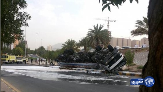 انقلاب تريلا محملة بالوقود بمخطط النسيم في مكة المكرمة