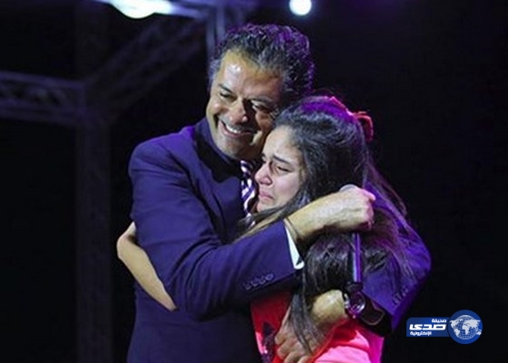 فتاة تقتحم المسرح وتبكي في أحضان راغب علامة