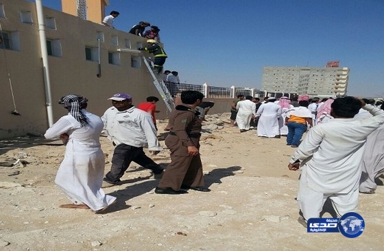 بالفيديو:السيطرة على مواطن حاول الانتحار من على سطح مسجد بالقريات