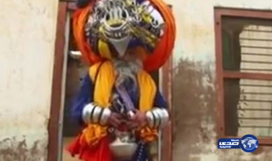 بالفيديو:هندي يرتدي عمامة وزنها 55 كيلو وطولها 600 متر!