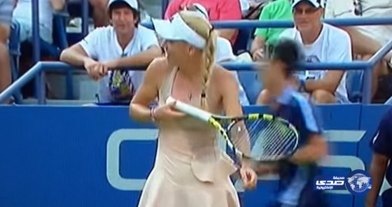 بالفيديو:لاعبة التنس &#8220;كارولين فوزنياكي&#8221; تتعرض لموقف طريف