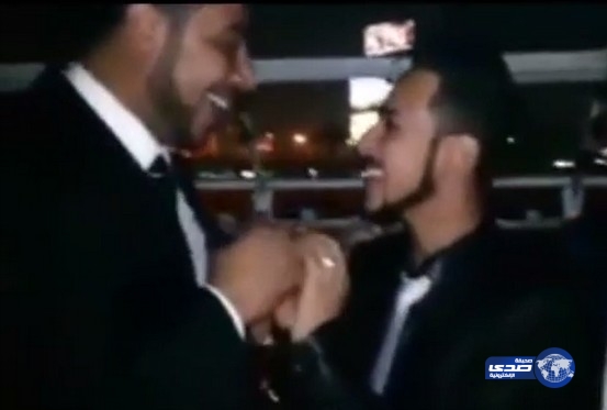 بالفيديو : مصري شاذ يطلب يد شاب شاذ مثله وسط الزغاريد!