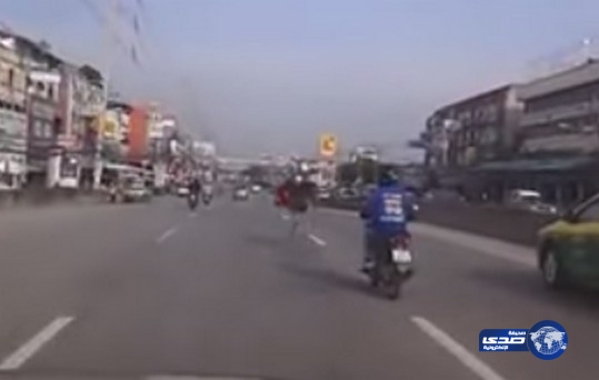 بالفيديو: نعامة تسابق دراجة نارية على طريق سريع بتايلند