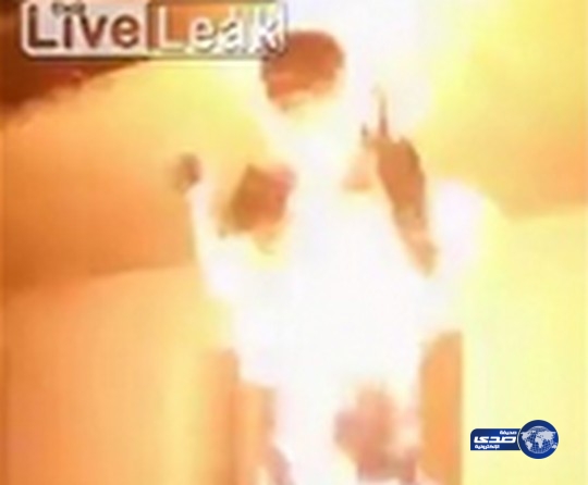 بالفيديو: شاب يخوض تحدي دلو الثلج… بالنار