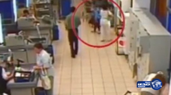 بالفيديو: جدة روسية تتخلّص من حفيدها لحاجتها إلى المال