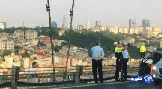 شرطي تركي يلتقط “سيلفي” أمام رجل يحاول الانتحار