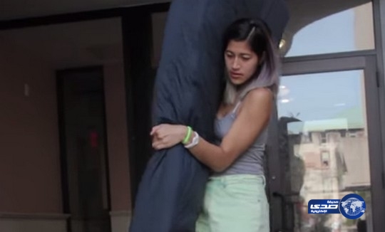 بالفيديو: فتاة تحمل فراشها معها أينما ذهبت حتى معاقبة مغتصبها