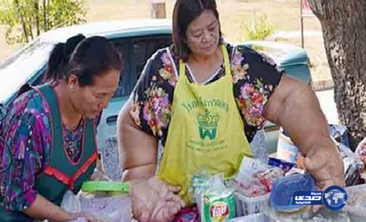 تايلندية تعيش بذراعين بوزن 20 كلغ (فيديو)