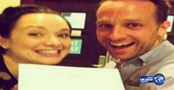 رجل وزوجته يلتقطان سيلفي مع ورقة الطلاق