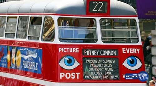 سائق يرمي عائلة من الحافلة بسبب بكاء طفل