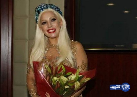 ليدي غاغا تصل الى الى دبي وسط استقبال حاشد