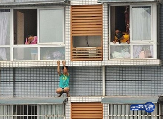 طفل يختبئ من والدته أسفل نافذته في الطابق الـ 11