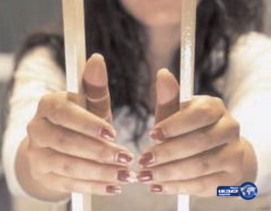 القبض على شابة تغري الرجال ليبتزهم زوجها