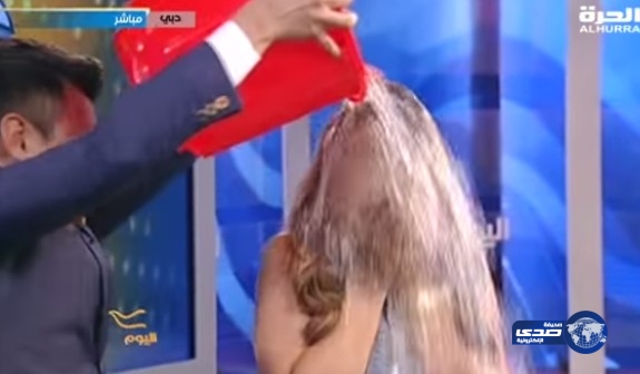 “ونهو تشونغ” ينفذ تحدي الثلج بمذيعة على الهواء مباشرة