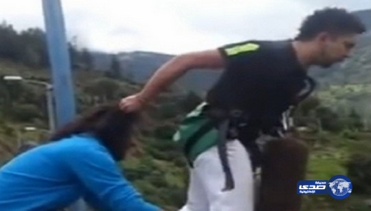 بالفيديو:”شعر” ينقذ شاب من السقوط من مكان مرتفع