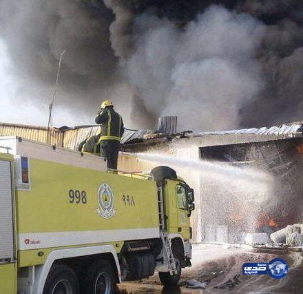 مدني الرياض يباشر حريقا في مستودع للمواد الطبية بصناعية المناخ