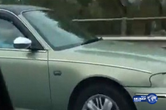 بالفيديو: سيارة بوجهين يظن المارة انها تسيرعكس السير