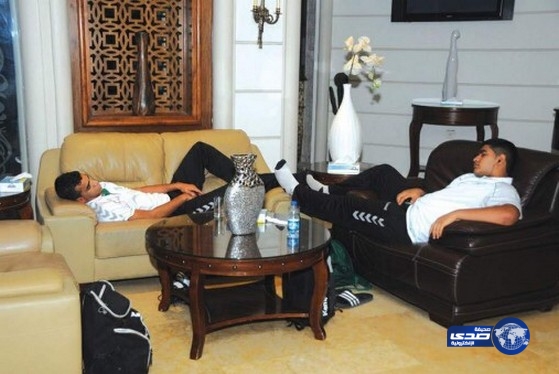 لاعبي المنتخب السعودي لكره اليد ينامون في بهو فندق بالأردن‎
