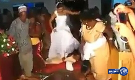 بالفيديو:عروس تمشي على ظهر &#8220;العوانس&#8221; لجلب الحظ