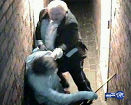 بالفيديو: رجل يواجه ثلاثة لصوص داخل منزله!