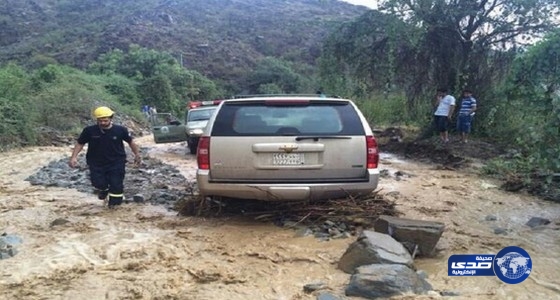 نجاة مواطن علقت سيارته في جريان سيل برجال المع
