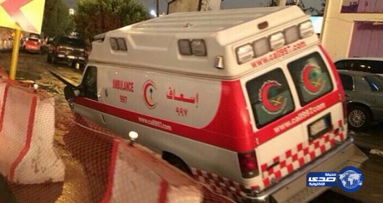 سقوط سيارة إسعاف داخل حفرة بسبب أمطار الباحة