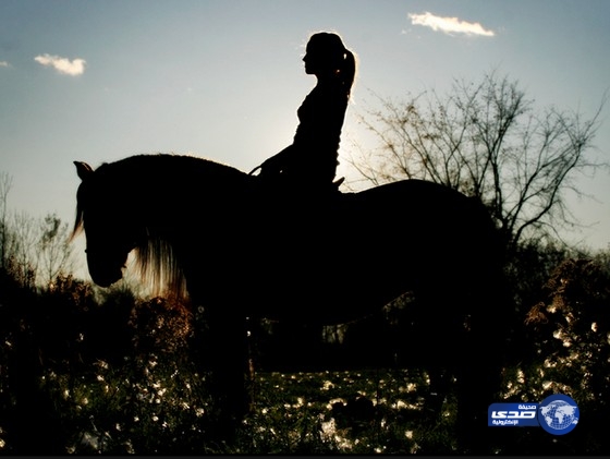 مذيعة عربية شهيرة (غير متزوجة) تجهض حملها عند اسطبل الخيل!!