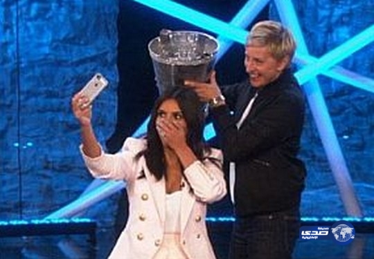 كيم كارديشيان تلتقط سيلفي وهي تخوض تحدي دلو الثلج