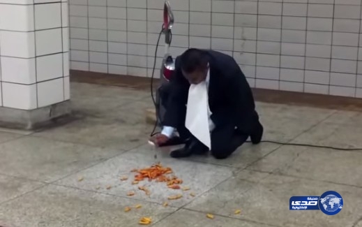 بالفيديو:مدير مبيعات يروج لمكنسة بطريقة “مقززة”