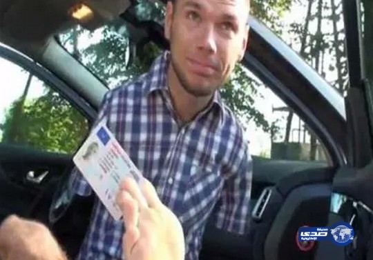 عشريني مبتور اليدين يحصل على رخصة قيادة