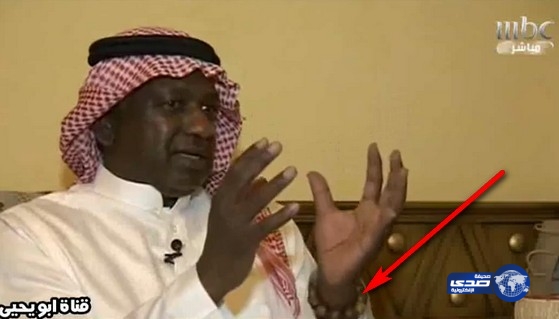 الكابتن ماجد عبد الله يظهر في لقاء تلفزيوني يرتدي &#8220;اسوارة&#8221; اثارت فضول محبيه !!
