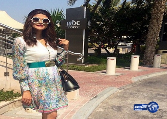 سلمى رشيد وصورة تذكارية عند مدخل ام بي سي