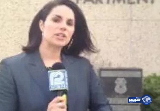 بالفيديو:مراسلة تلفزيونية تتعرض لموقف محرج على الهواء بسبب شخص متهور