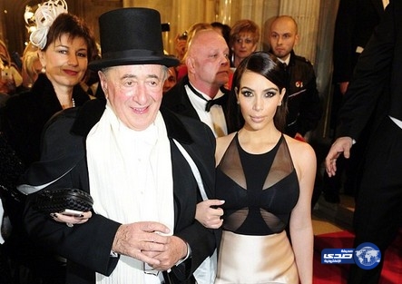 بعد ان رفضته كيم كارديشيان .. ملياردير نمساوى يتزوج فتاة تصغره بـ57 عامًا