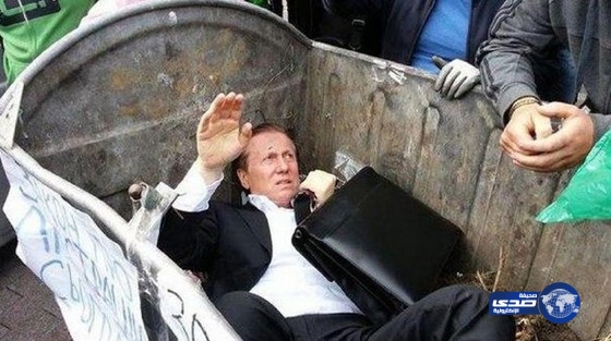 حشد غاضب يرمي نائب أوكراني في صندوق قمامة