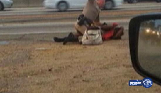 1.5 مليون دولار تعويض لعجوز ضربها شرطي أمريكي وسط الشارع