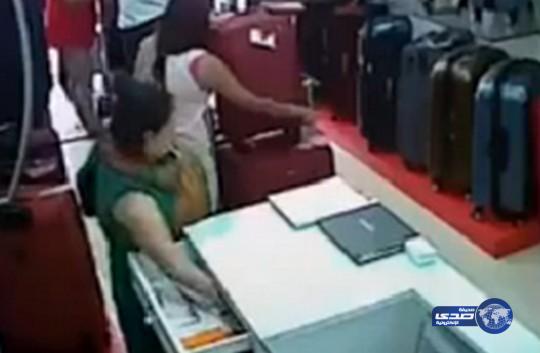 بالفيديو: 5 نساء يخدعن بائع ويسرقن إيراد المتجر.. وإحداهن تخفيه تحت ملابسها
