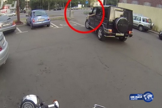 بالفيديو: فتاة تلقن من يرمون النفايات من نوافذ سياراتهم درساً قاسياً