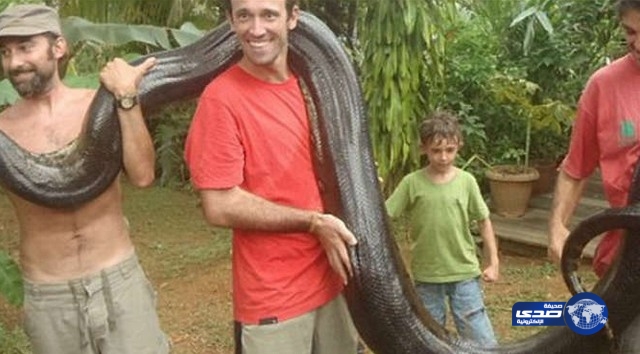 رجل يصطاد ثعبان أناكوندا انتقامًا لـ”كلب”